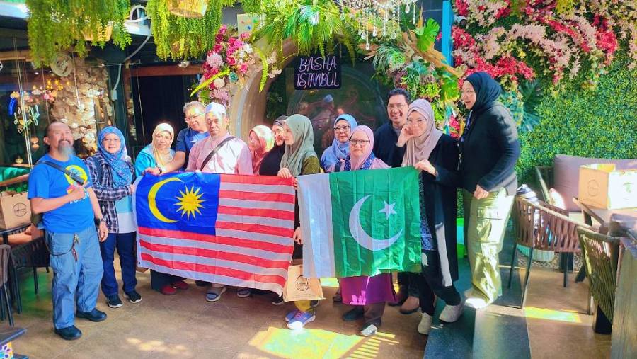 Autumn seasons group  13 members from Malaysia October trip 9 night 10 days